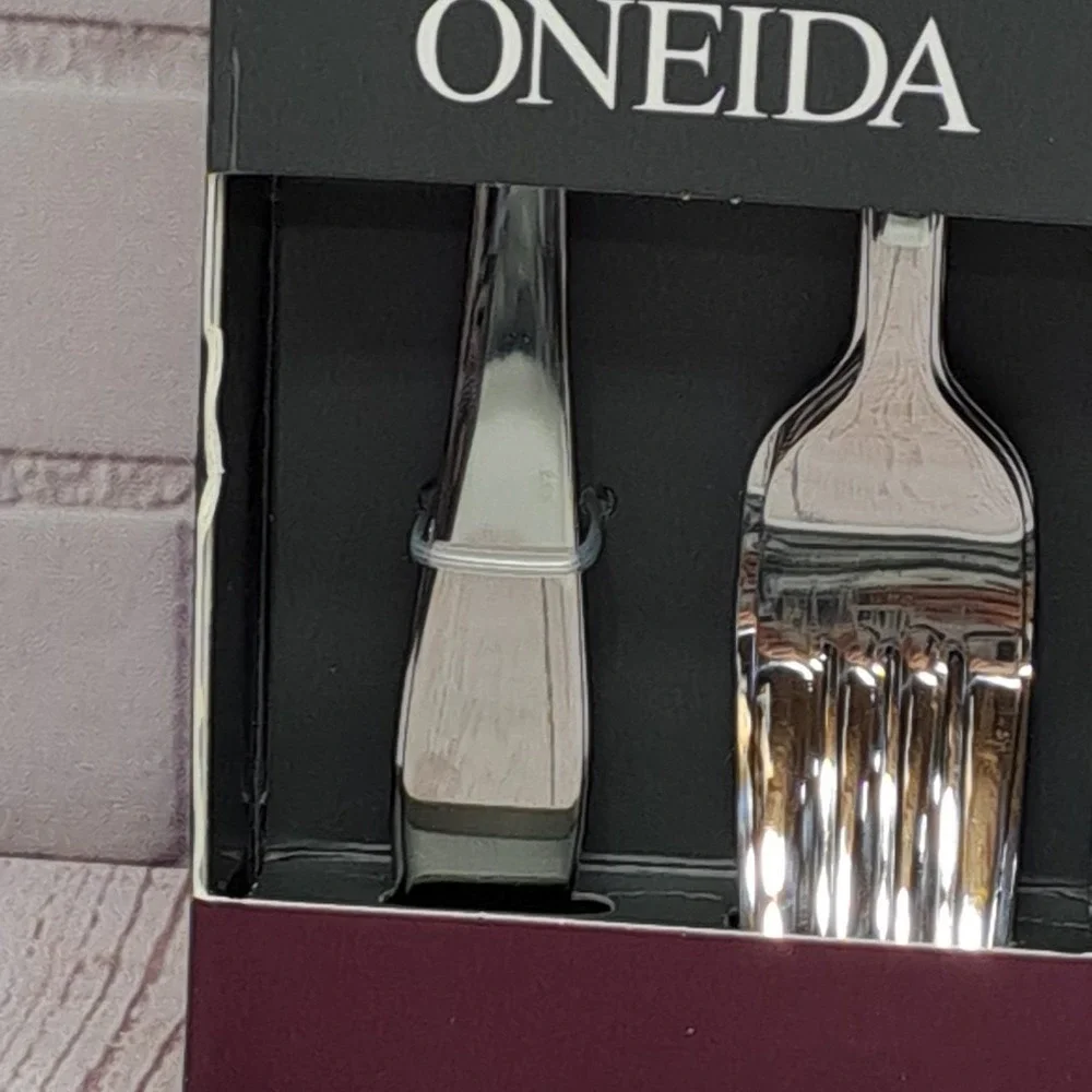 New Oneida Lydell  Stainless Silverware 8pc  Dinner Forks 7.5